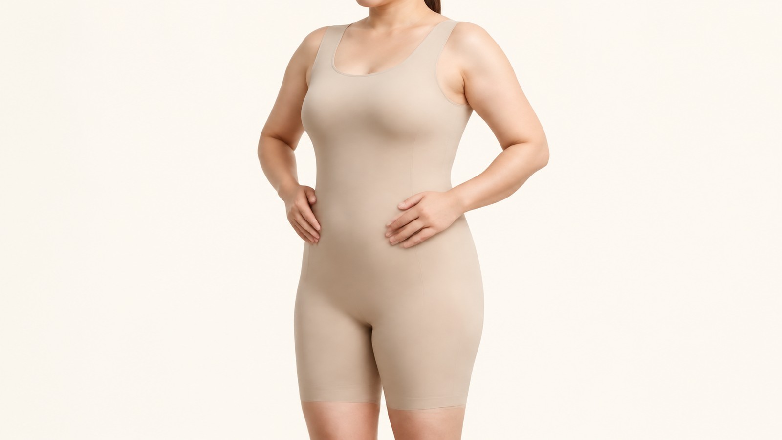 압박복을 평평하게 입고 바르게 선 모습