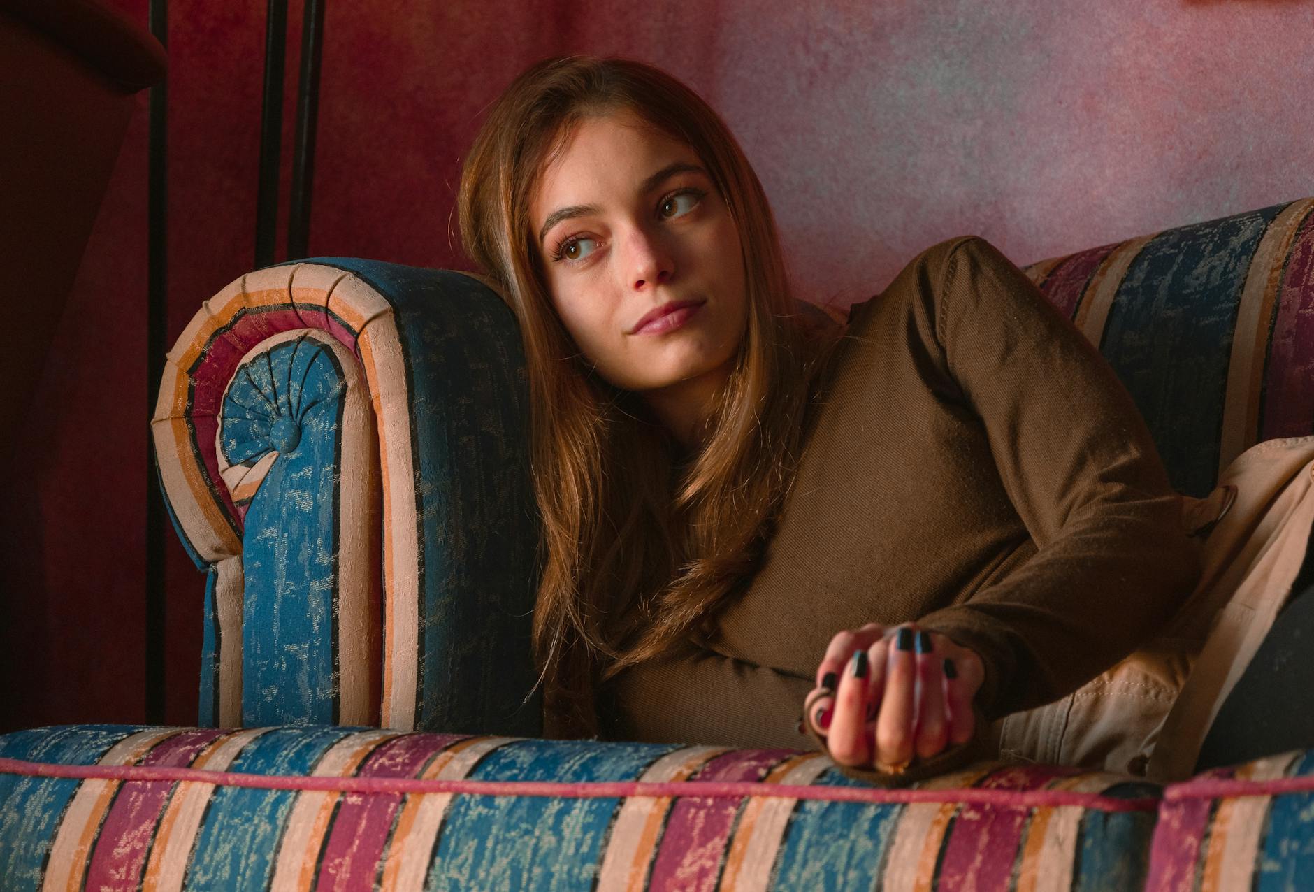 이중턱 지방흡입 후 회복 중인 젊은 여성이 편안히 쉬는 모습