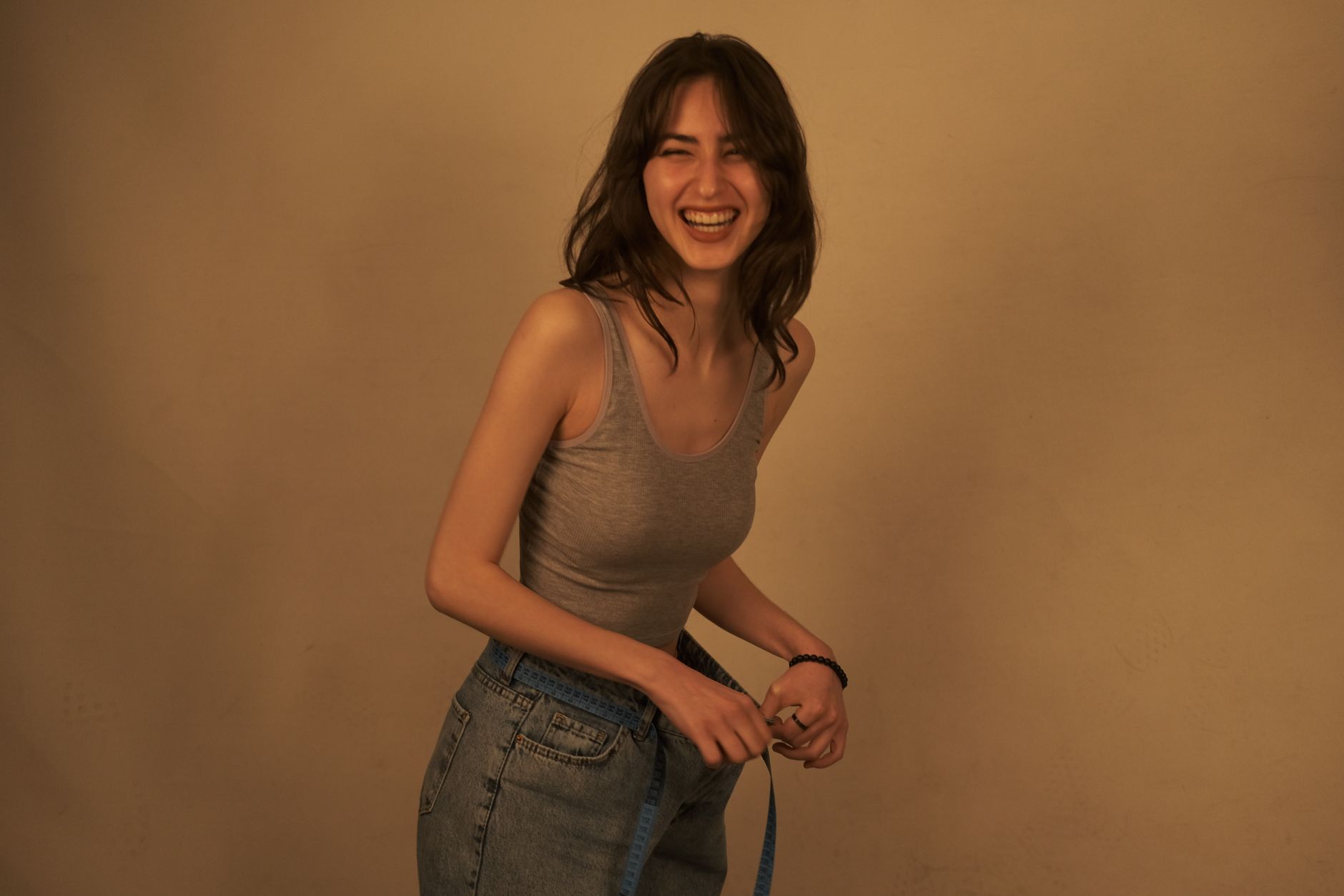 복부지방흡입 후 허리 라인을 확인하는 여성