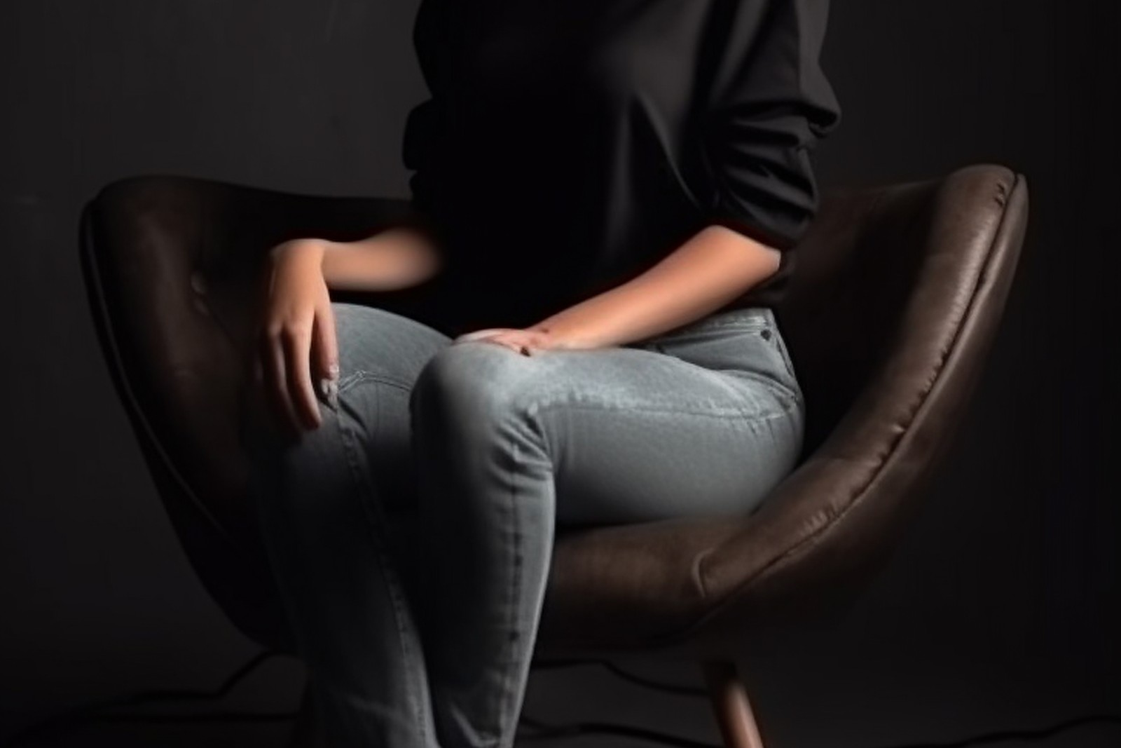 회복 기간에 편안히 휴식하는 여성 이미지
