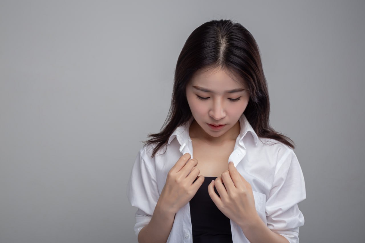 가슴축소 지방흡입 수술을 고민하는 여성 체형 이미지