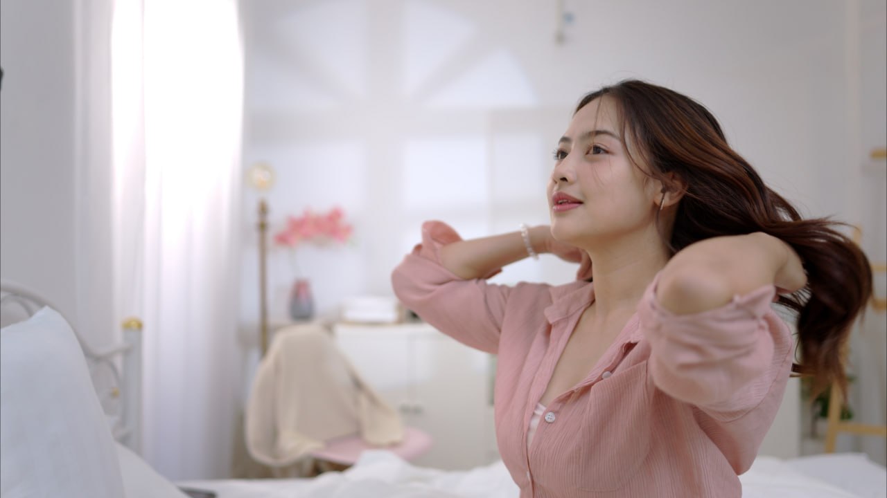 가슴축소 수술 후 활동적인 일상을 즐기는 여성 이미지