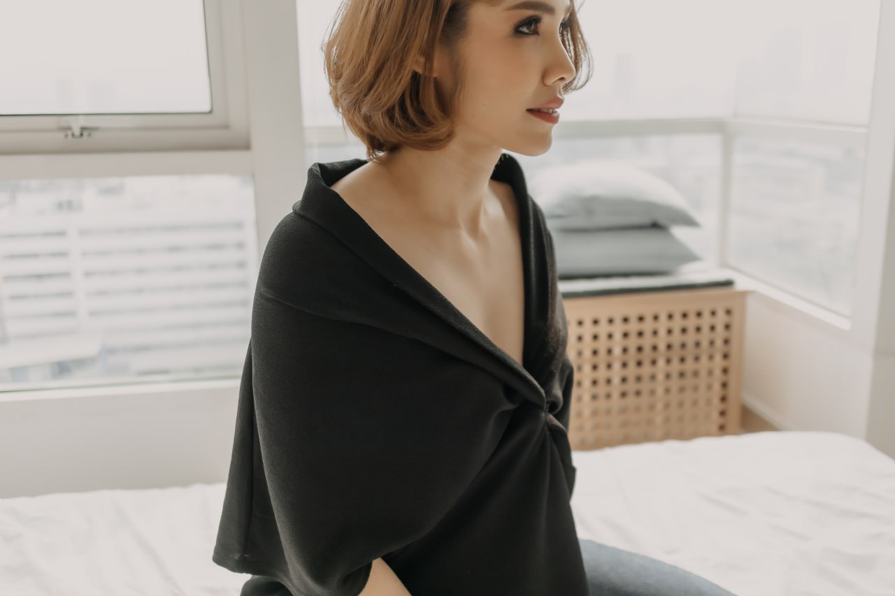 가슴축소 수술 후 자신감 있는 슬림한 여성 — 비너스의원 Breast Reduction